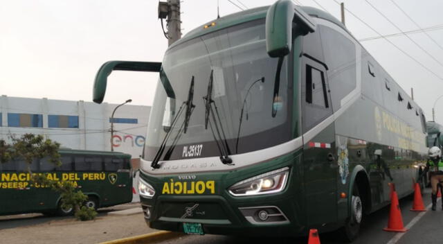 La Policía Nacional envió vehículos de apoyo a las estaciones principales del servicio del Metropolitano para apoyar en el traslado de miles de ciudadanos.