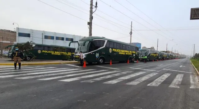 Solo un 25% de buses del Metropolitano prestan servicio este martes 1 y los vehículos de la Policía Nacional decidieron apoyar para llevar a los usuarios afectados.