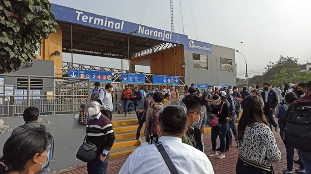 Caos y largas colas en la estación Naranjal. Los buses de la PNP no logran cubrir la demanda de los usuarios.