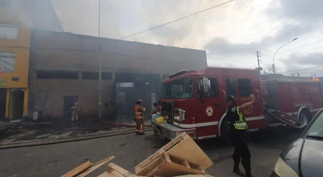 Se reportó un incendio en una fábrica de papel en el distrito de Ate.
