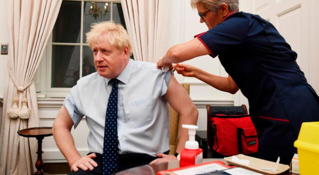 El primer ministro británico Boris Johnson recibe una vacuna contra la gripe en Downing Street el 14 de octubre de 2019 en Londres.