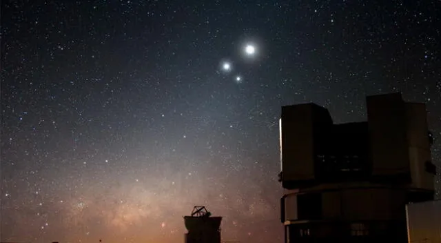 Venus y Júpiter junto con la Luna sobre el observatorio del Very Large Telescope (VLT) de ESO en Paranal, Chile.