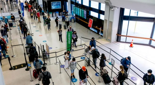 Los viajeros con máscaras esperan para pasar por seguridad en el Aeropuerto Internacional de San Francisco el 24 de noviembre.