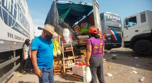 En el cuarto día de protestas, varios comerciantes denuncian desabastecimiento de sus productos debido a que buses y camiones se han quedado varados en la carretera.