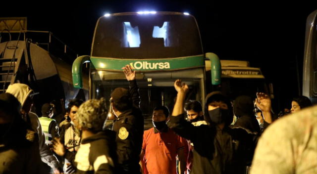 Los manifestantes dieron una tregua de 60 minutos para que los pasajeros puedan llegar a su destino tras cuatro días de estar varados.