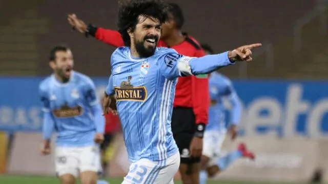 Cazulo feliz celebra el gol de la victoria ante Ayacucho FC.