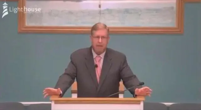 El pastor principal de la Iglesia Bautista Lighthouse, Bart Spencer, durante el controversial sermón.