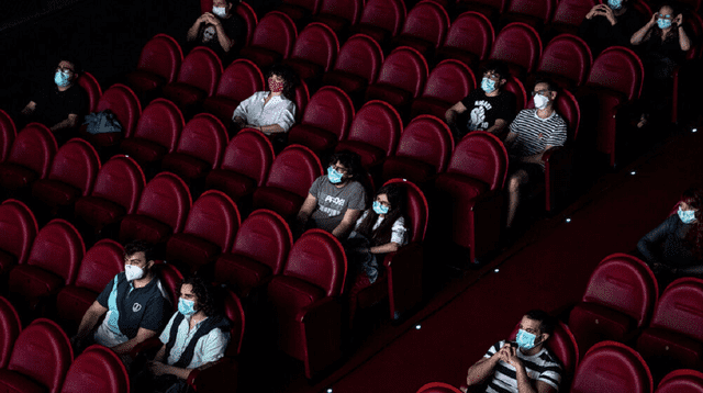 Las familias y parejas podrán sentarse juntas en una sala de cine.