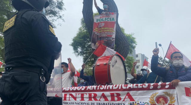 Los trabajadores de AJE exigen reintegrarse a sus labores en la empresa.