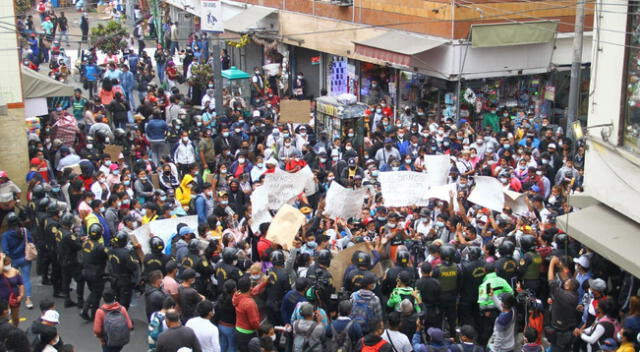 Cientos de ambulantes protestan de manera pacífica para retornar a sus labores durante la campaña navideña.