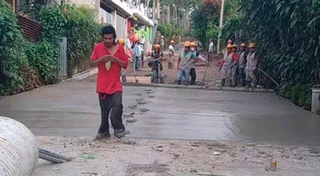 Despistado hombre camina sobre una calle recién pavimentada