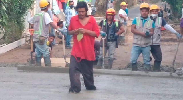 Despistado hombre camina sobre una calle recién pavimentada