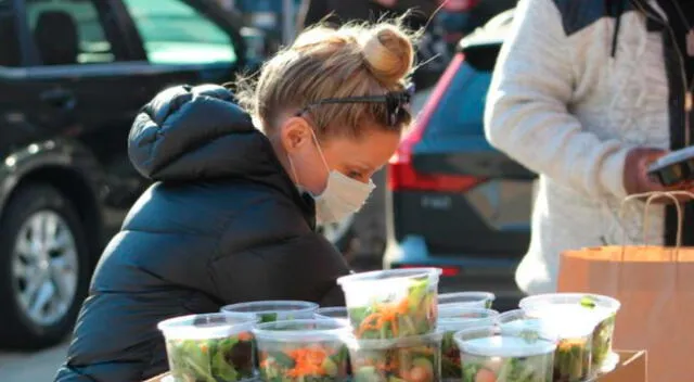 Pareja canceló la fiesta de su boda, pero decidió darlo en alimentos a personas necesitadas