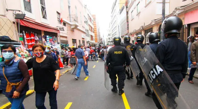 Más de mil agentes, entre 950 trabajadores ediles y más de 500 policías, estarán dedicados al resguardo y control en la zona comercial de Lima para evitar la presencia de comerciantes ambulantes.