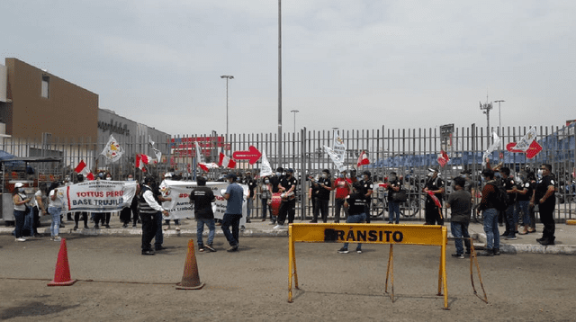 Trabajadores de Tottus realizan huelga pacífica a nivel nacional.