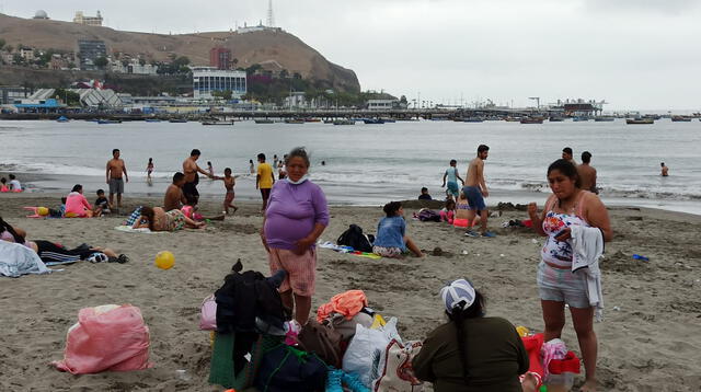 Bañistas acudieron a las playas en Chorrillos