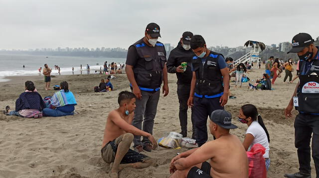 Bañistas acudieron a las playas en Chorrillos