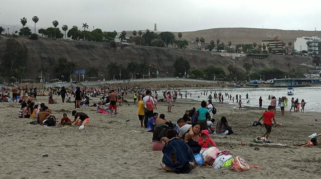 Bañistas acudieron a las playas en Chorrillos