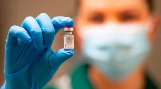 Enfermera muestra una dosis de la vacuna Pfizer en el primer día de la inmunización masiva en Reino Unido.