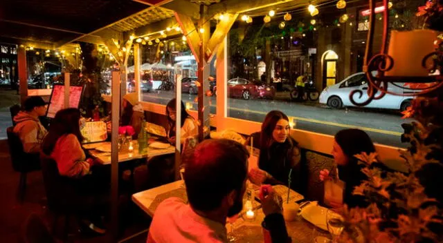 Ciudadanos disfrutando de una cena al aire libre en un restaurante de Nueva York en medio de pandemia.