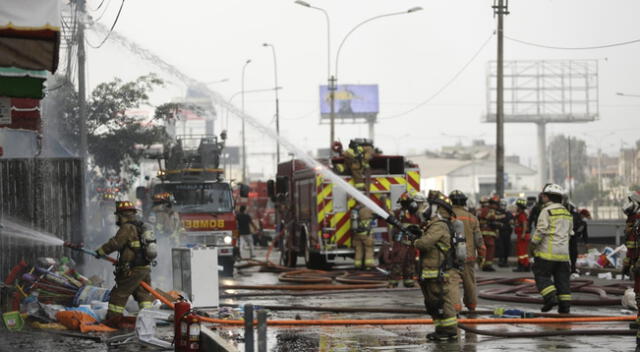 Más de 20 unidades de bomberos atendieron la emergencia. Dos hombres de rojo también resultaron heridos.