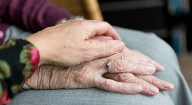 Hombre lleva al trabajo a su mujer con Alzheimer debido a que sus hijos no pueden cuidarla