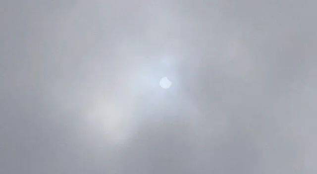 El cielo nublado en Lima y partes del Perú hacen que no se vea el eclipse solar.