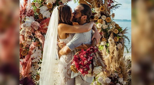 Diego Torres junto a su flamante esposa Débora Bello.