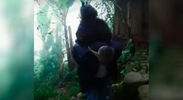 Hombre en México carga en su espalda a enfermos de COVID-19