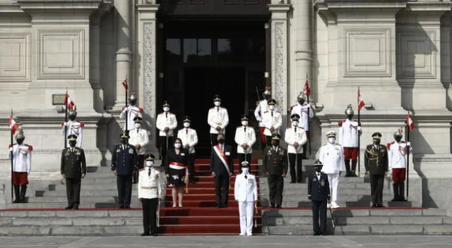 Francisco Sagasti lideró ceremonia de entrega de Espada de Honor a los oficiales.