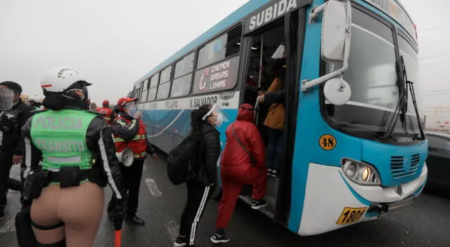 desde el último lunes 14 de diciembre, los buses troncales del Metropolitano  solo tienen permitido transportar a 28 personas de pie, aplicando las medidas de bioseguridad correspondiente.