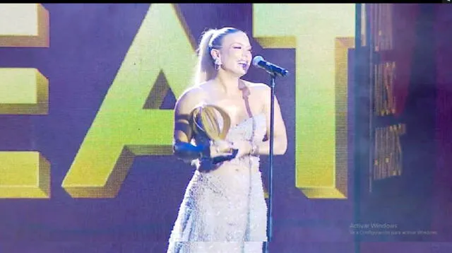 Leslie Shaw ganó a 'Mejor artista sur' en los Premios Heat.