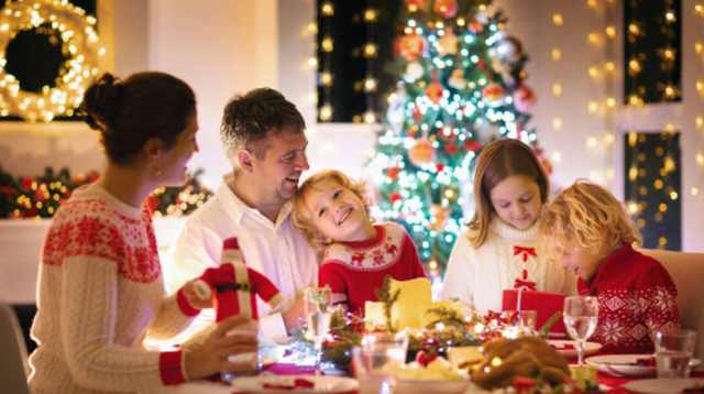 Un niño protegido es un niño feliz. Celebra la navidad con tu pequeño teniendo en cuenta las medidas de prevención.