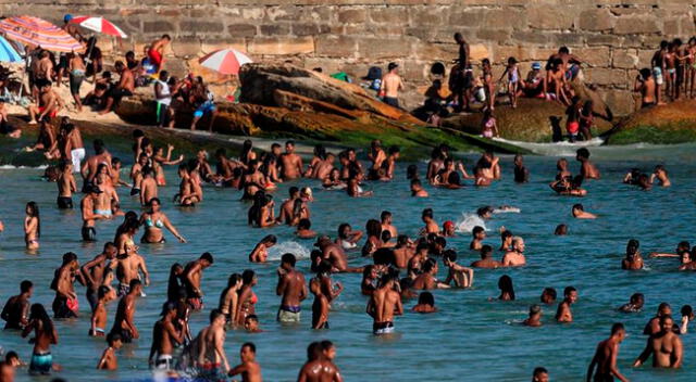 Cientos de personas se aglomeraron hoy en la playa de Ipanema, en Río de Janeiro.