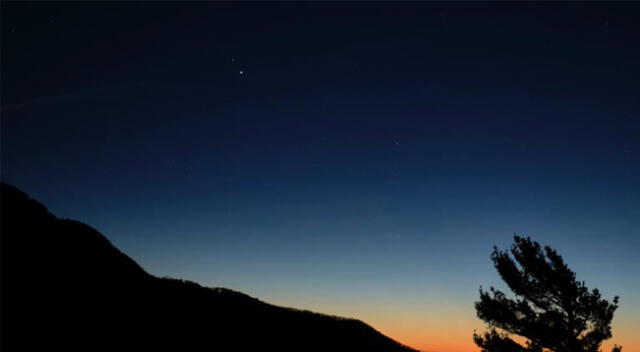 Saturno (arriba) y Júpiter (abajo) se ven después del atardecer desde el Parque Nacional Shenandoah, el 13 de diciembre 2020, en Virginia, EE.UU.