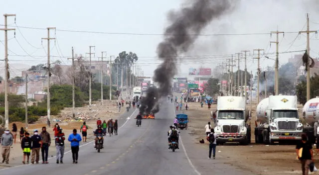 Reportan nuevamente el bloqueo de la Panamericana Norte, a la altura de Virú, en Trujillo.