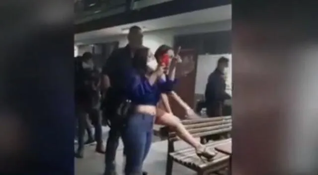 Dos mujeres amenazaron a los agentes policiales por ser detenidas en un complejo de discotecas durante el toque de queda.