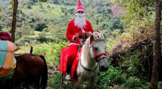 Profesor vestido de ‘Papa Noel’ montado a caballo lleva regalos a niños