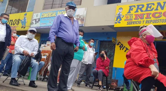 Adultos mayores realizan colas por horas en el Banco de la Nación.