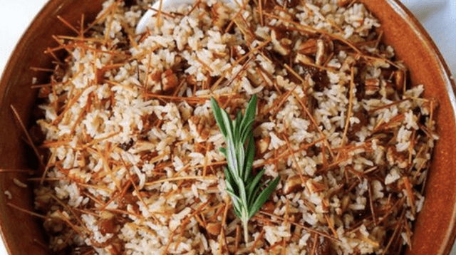 El arroz árabe es ideal para acompañar con carne de pollo, res o cerdo.