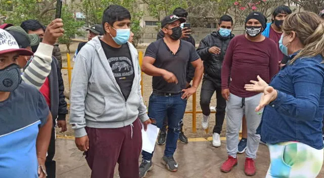 Familiares y amigos de la víctima realizaron un plantón en el exterior del Palacio de la Juventud del distrito.