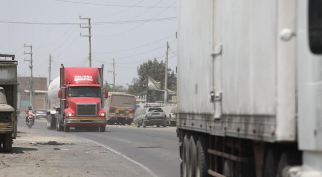Buses, carros y camiones vuelven a circular por la Panamericana Sur, en Ica.