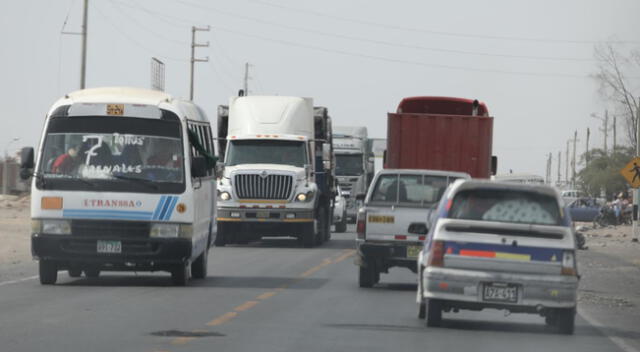Buses, carros y camiones vuelven a circular por la Panamericana Sur, en Ica.