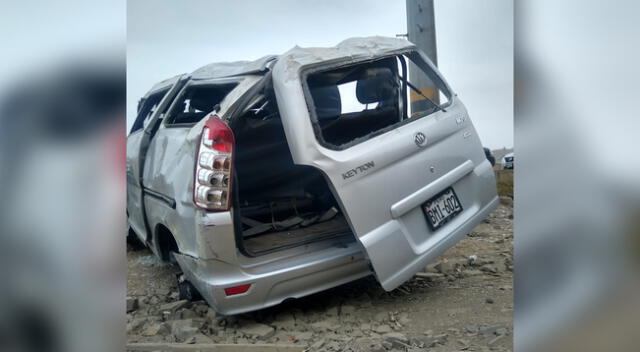 Minivan quedó destrozada tras choque en Ventanilla.