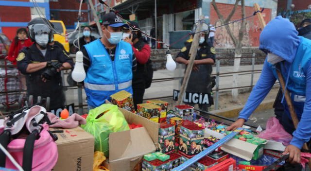 Fiscalizadores de la Municipalidad de Lima decomisaron diversos productos pirotécnicos tras Nochebuena.