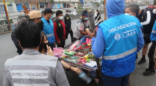 Fiscalizadores de la Municipalidad de Lima decomisaron diversos productos pirotécnicos tras Nochebuena.