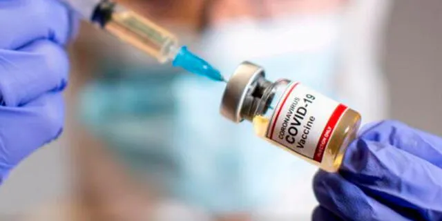 Vacuna de Moderna genera reacción adversa en médico.