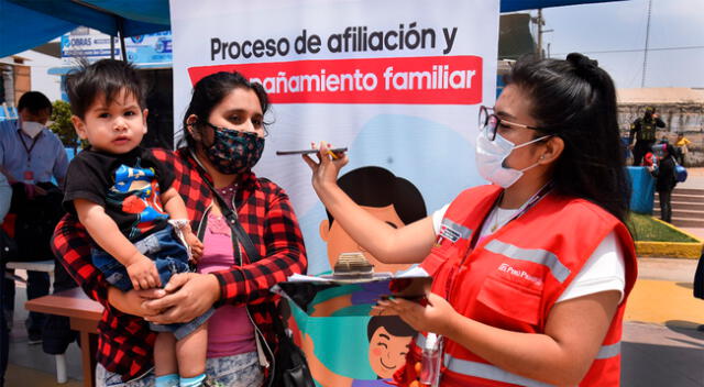 El compromiso de salud para obtener el bono consiste en llevar a sus hijas e hijos a los centros de salud para recibir sus vacunas y los suplementos de hierro para prevenir la anemia.