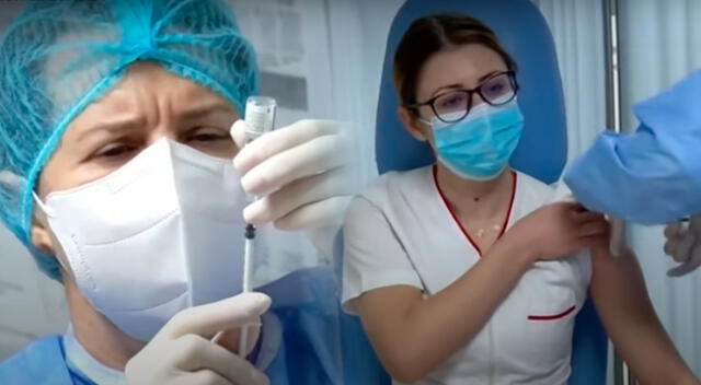 Enfermera siendo inyectada con la vacuna de Pfizer en Rumania, hoy domingo 23 de diciembre.