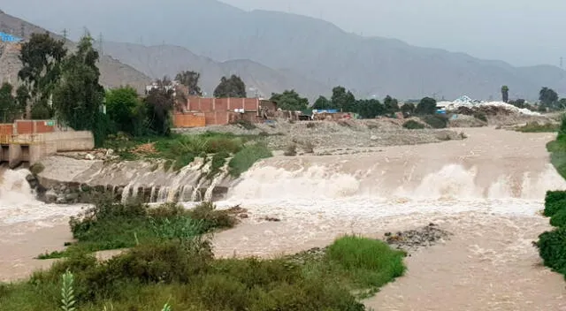 Vecinos viven atemorizados ante un posible desborde del Río Rímac.